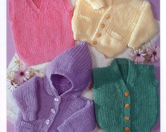 Puede incluir: Cuatro jerséis de punto para bebé en diferentes colores: rosa, amarillo, morado y verde. Los jerséis tienen diferentes estilos, incluyendo un cárdigan con capucha, un cárdigan con bolsillos y un chaleco sin mangas.