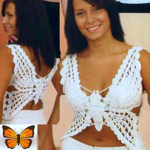 Könnte beinhalten: Weißes Häkeltop mit Schmetterlingsmuster. Das Top hat einen tiefen Ausschnitt und eine verkürzte Länge. Das Schmetterlingsmuster ist aus durchbrochenem Häkeln gefertigt.