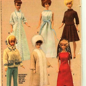 Può includere: Modelli di abbigliamento per bambole Barbie vintage. L'immagine mostra una varietà di outfit, tra cui un abito lungo, un cappotto, un maglione e un vestito con orlo in pizzo nero. Il testo recita "Barbie" e "Fabric Wardrobe and Instructions for Knitting."