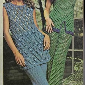 Peut inclure: Deux femmes portant des ensembles pantalons en crochet. La femme de gauche porte un ensemble pantalon bleu &agrave; motif ajour&eacute;. La femme de droite porte un ensemble pantalon vert &agrave; motif ajour&eacute;.