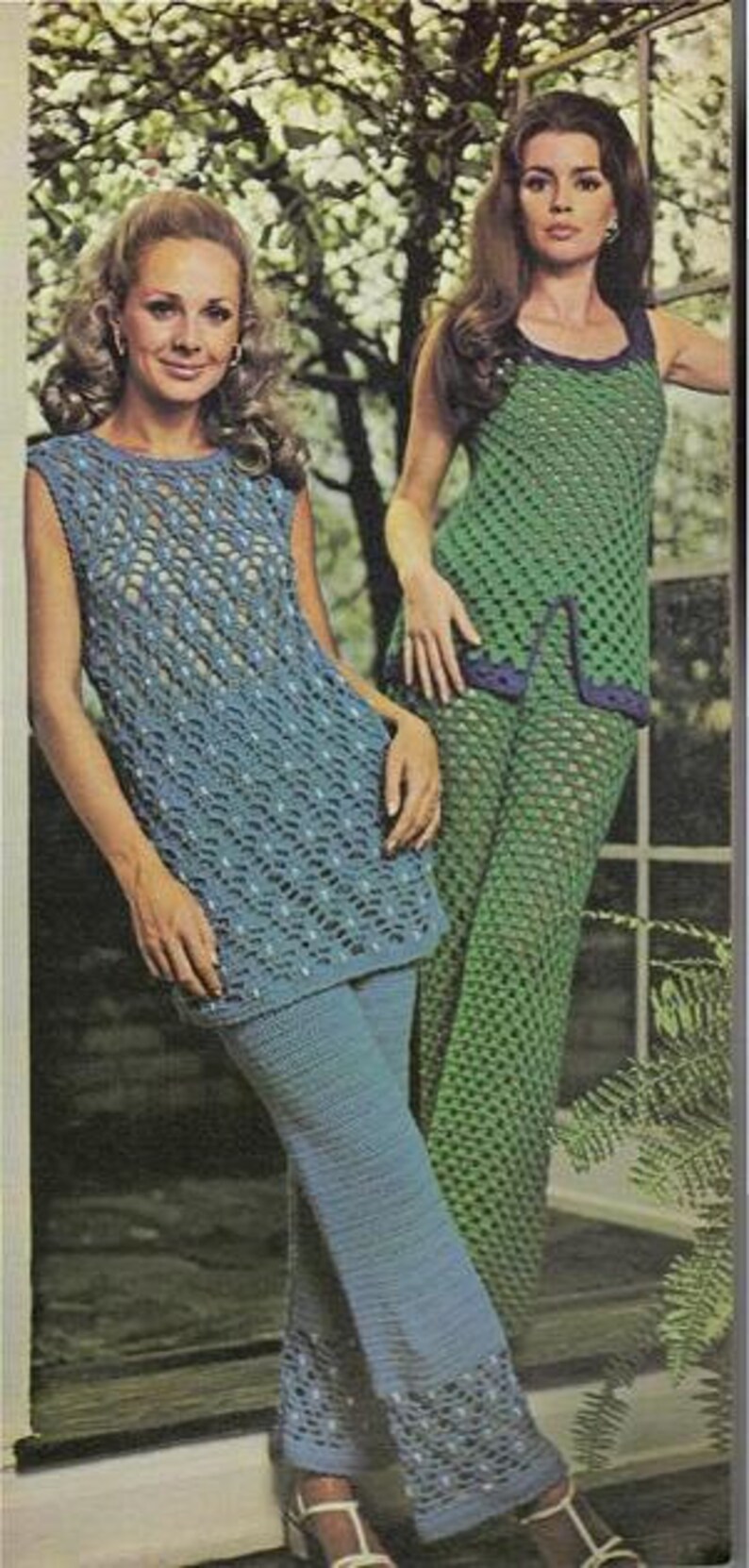 Peut inclure: Deux femmes portant des ensembles pantalons en crochet. La femme de gauche porte un ensemble pantalon bleu &agrave; motif ajour&eacute;. La femme de droite porte un ensemble pantalon vert &agrave; motif ajour&eacute;.