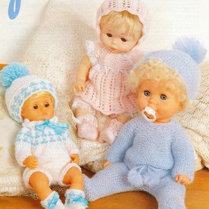 Puede incluir: Dos conjuntos de punto para muñecas, uno en rosa y otro en azul, con gorros a juego. Los conjuntos están diseñados para muñecas de 31, 36 y 41 cm de altura.