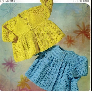 Pode incluir: Dois casacos de malha para bebé, um amarelo e outro azul, com botões. Os casacos são feitos com um padrão de ponto de renda e são projetados para um bebé de 3 a 6 meses. A imagem inclui o texto "Quick Knit".