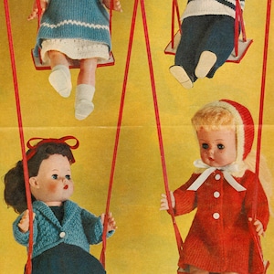 Op de afbeelding: Vier poppen op schommels, elk met een andere outfit. De poppen hebben blond haar en dragen kleurrijke jurken. De schommels zijn rood en wit.