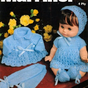 Puede incluir: Un conjunto de muñeca de punto azul con un gorro, botines y vestido a juego. El conjunto está diseñado para una muñeca de 30-45,5 cm. Marriner 4 Ply 1961.