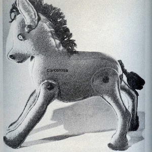 Può includere: Una foto in bianco e nero di un cavallo di peluche. Il cavallo è in piedi sulle zampe posteriori con le zampe anteriori estese. Il cavallo ha una lunga criniera e una lunga coda.