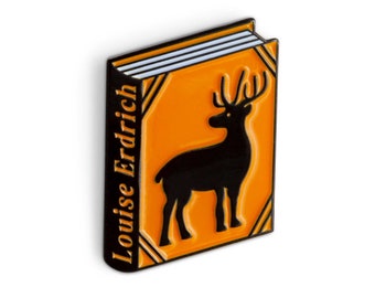 LaRose Buch von Louise Erdrich Enamel Pin - Anstecker - Buchliebhaber - Geschenk für Leser - Geschenk für Buchliebhaber - Buchgeschenk - Erdrich Fan - Buchgeek