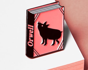 Farm der Tiere von George Orwell Emaille Pin - Anstecker - Buchliebhaber - Lesergeschenk - Geschenk für Buchliebhaber - Buchgeschenk - Orwell Fan - Orwell Geek