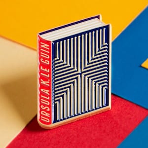 Ursula K. Le Guin Emaljnål – Sci-fi-boksälskaremärke