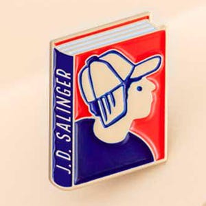 J.D. Salinger Emaljnål – Räddaren i nöden Emaljnål – Bokälskarens present