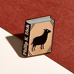 Träumen Androiden von elektrischen Schafen? Buch von Philipp K. Dick Emaille Pin – Anstecker für Buchliebhaber – Lesergeschenk – Blade Runner Pin – Büchergeschenk
