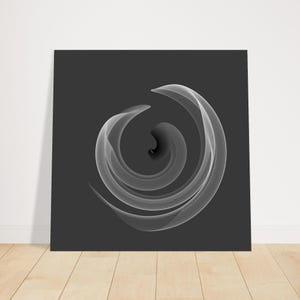 Puede incluir: Impresión artística abstracta con un diseño de espiral blanco y arremolinado sobre un fondo gris oscuro. La obra de arte es una representación digital de una forma tridimensional, creando una sensación de profundidad y movimiento. La impresión se muestra en un lienzo cuadrado.