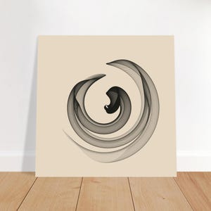 Könnte beinhalten: Ein quadratischer Wandkunstdruck mit einem zentralen abstrakten Design aus feinen, überlappenden schwarzen Linien, die ein wirbelndes, kreisförmiges Muster auf einem einfarbigen, hellbeigen Hintergrund bilden und Tiefe erzeugen.