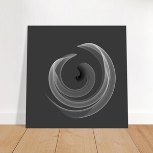 Puede incluir: Una pieza de arte mural cuadrada con un fondo gris oscuro y un diseño gráfico blanco en el centro. El diseño consiste en finas líneas blancas superpuestas que forman un patrón de vórtice circular con un punto central negro profundo.