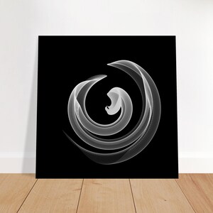 Pode incluir: Uma peça de arte de parede quadrada com fundo preto e um design gráfico branco central. O design consiste em linhas brancas finas e sobrepostas que formam um padrão de vórtice circular com uma aparência fluida, suave e abstrata.