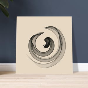 Op de afbeelding: Een vierkante wandkunstprint met een beige achtergrond en een centraal zwart grafisch ontwerp. Het ontwerp bestaat uit fijne, overlappende lijnen die een wervelend, cirkelvormig, abstract patroon vormen dat diepte en beweging creëert.