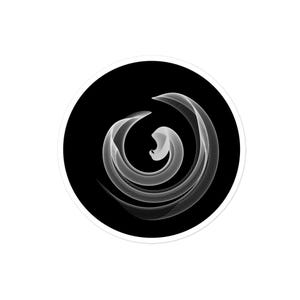 Puede incluir: Una pegatina circular con fondo negro y un patrón de líneas blancas abstractas y arremolinadas que crea una sensación de movimiento. El diseño consiste en líneas finas superpuestas que forman una forma de vórtice central en la pegatina.