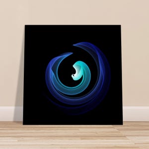 Op de afbeelding: Een vierkant wandkunstwerk met een digitaal abstract ontwerp op een zwarte achtergrond. De centrale afbeelding bestaat uit wervelende, lichtgevende lijnen in tinten diep marineblauw, koningsblauw en helder cyaan, die een cirkelvormig vortexpatroon vormen.