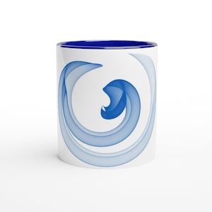 Könnte beinhalten: Weiße Keramiktasse mit blauem Innenraum und blauem abstraktem Spiraldesign. Das Design zeigt ein wirbelndes Muster aus feinen blauen Linien auf weißem Hintergrund. Die Tasse hat eine einfache, zylindrische Form.