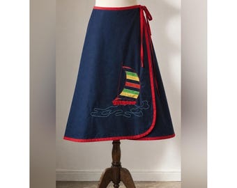 Gonna a portafoglio nautica vintage anni '80 con applicazioni di barche a vela, blu navy e rosso, in misto cotone, prodotta negli Stati Uniti.