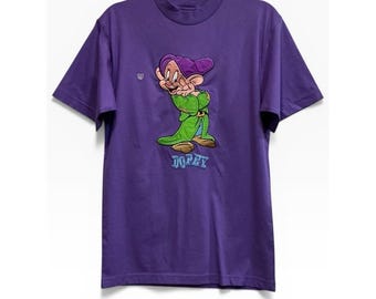 Maglietta spessa vintage Disney Store con ricamo di Dopey, viola, nuova con etichette, mai usata.