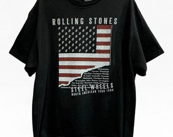 Maglietta Rolling Stones Steel Wheels Tour con grafica della bandiera, taglia XL, 2007, rara, colore nero.