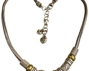 Collar Brighton bicolor con cuentas de plata y oro y dijes de corazón de 40 cm