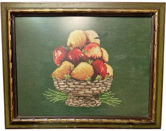Natura morta vintage anni '40 con cesto di frutta ricamato a punto croce e cornice, stile rustico/cottagecore.