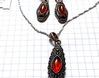 Antikes Schmuckset aus baltischem Bernstein: Ohrringe aus 925er Silber, Anhänger und Kette