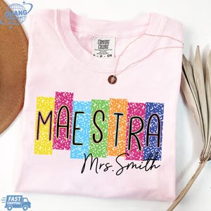 パーソナライズされたマエストラTシャツ、スペイン語教師Tシャツ、マエストラバイリンガルシャツ、バイリンガル教師へのギフト、カスタム教師名入りシャツ