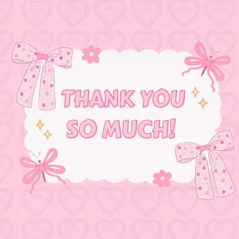 Puede incluir: Gr&aacute;fico rosa con las palabras "THANK YOU SO MUCH!" en letras de burbujas. El fondo presenta un patr&oacute;n repetitivo de corazones rosas. La imagen est&aacute; decorada con lazos, flores y destellos rosas.