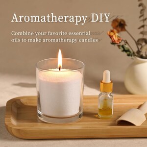 Puede incluir: Una vela blanca en un tarro de vidrio transparente est&aacute; encendida y sentada en una bandeja de madera. Una peque&ntilde;a botella de aceite esencial con una tapa dorada y un gotero est&aacute; al lado de la vela. El texto "Aromatherapy DIY" est&aacute; en la parte superior de la imagen. El texto "Combina tus aceites esenciales favoritos para hacer velas de aromaterapia" est&aacute; debajo de la imagen.