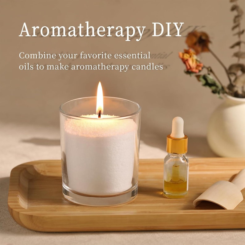 Puede incluir: Una vela blanca en un tarro de vidrio transparente est&aacute; encendida y sentada en una bandeja de madera. Una peque&ntilde;a botella de aceite esencial con una tapa dorada y un gotero est&aacute; al lado de la vela. El texto "Aromatherapy DIY" est&aacute; en la parte superior de la imagen. El texto "Combina tus aceites esenciales favoritos para hacer velas de aromaterapia" est&aacute; debajo de la imagen.