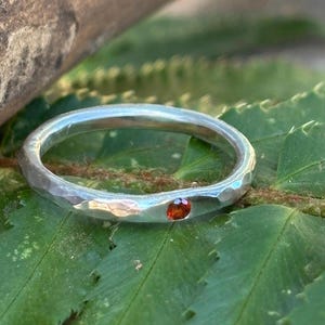 Sterlingzilveren granaatring, dunne gehamerde band, vlakke setting, natuurlijke edelsteenband, rond geslepen edelsteen, geboortesteen januari