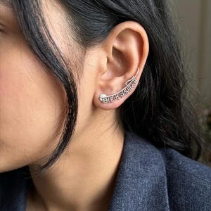 Pendientes de plata oxidada con escritura hindi – Joyería bohemia llamativa
