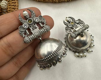 Pendientes Jhumka tradicionales de plata oxidada con motivo de elefante y perlas - Joyería bohemia artesanal estilo templo