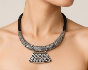 Set di collana e orecchini tribali fatti a mano / Choker color argento ossidato