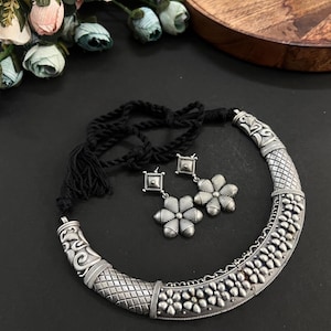 Collar Hasli llamativo con pendientes a juego – Diseño floral – Conjunto de joyería tribal boho de plata