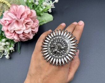 Anillo de plata oxidada con diseño de mandala, estilo tribal bohemio con rayos de sol, joyería india vintage ajustable.