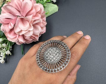 Anillo de plata oxidada con diseño bohemio de mandala redondo, joyería étnica tribal ajustable.