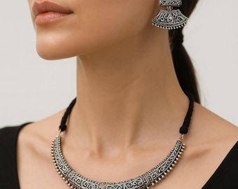 Set di collana e orecchini tribali in argento ossidato / Gioielli indiani Boho