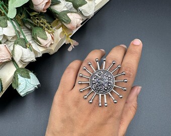 Anillo de plata oxidada con diseño de rayos de sol / Joyería bohemia de mandala ajustable