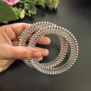 Peut inclure: Ensemble de trois tasses en céramique avec une finition mate et mouchetée. Les tasses sont de couleurs crème, gris clair et gris foncé. Chaque tasse présente un design simple et minimaliste.