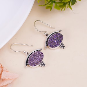 Lila Titan Druse Achat Ohrringe: Irisierender Edelstein, White Brass