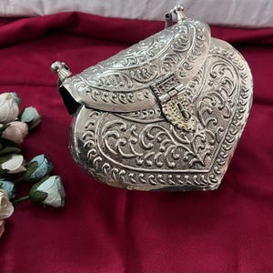 Bolso bandolera de plata alemana: bolso bandolera de inspiración vintage hecho a mano con un toque metálico único / bolso con forma de corazón