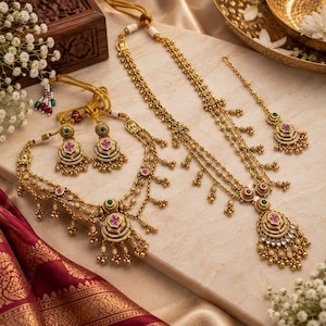 Conjunto de joyas nupciales de oro antiguo, collar estilo templo, pendientes, maang tikka, piedras de rubí verde.