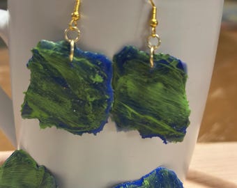 Pendientes que reflejan algas y pintura descascarada