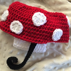 Baby girl hat, Minnie Mouse, Crochet Minnie Mouse, Disney Baby, Disney Nursery, photography prop, coming home outfit, baby shower gift, baby image 5