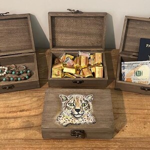 Gepard Schmuckschatulle. 6 "x4"x 2 ". Handbemalter Gepard. Diese Box ist ideal für ein Geschenk, Geldhalter, Schmuck, Süßigkeiten, Schreibtischbedarf ...