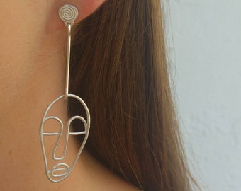 Niet-overeenkomende oorbellen, zilveren draadgezicht oorbellen, asymmetrische oorbellen, asymmetrische statement oorbellen, Afrikaans masker oorbellen, tribale sieraden